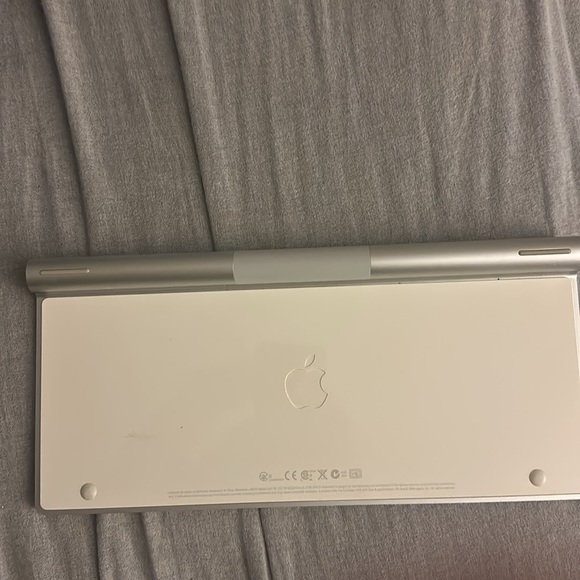 Wireless bluetooth genuine apple keyboard! - Picture 7 of 8